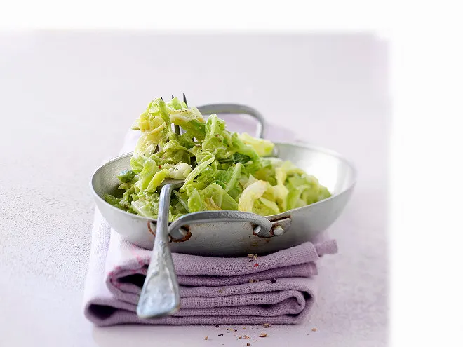 Feuilles de chou au beurre clarifié : la recette subtile d'un grand chef