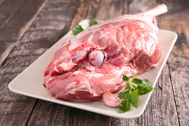 Gigot d'agneau parfaitement désossé : la technique du chef dévoilée