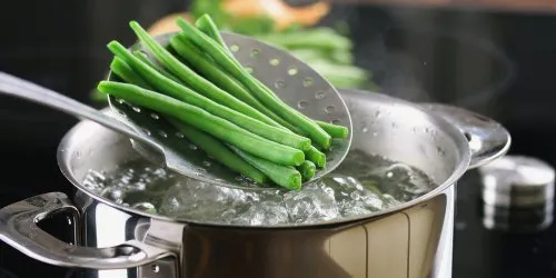 Glacer des petits légumes à blanc : la technique du chef pour une garniture éclatante