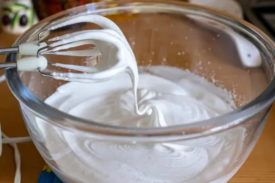 La technique parfaite du montage des blancs en neige : astuces de chef