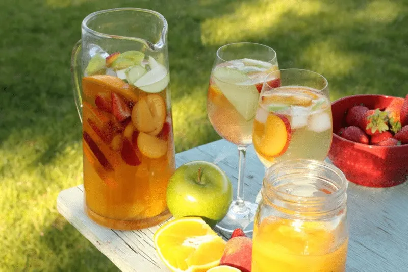 Sangria blanche maison : la recette fraîche et fruitée de l'été