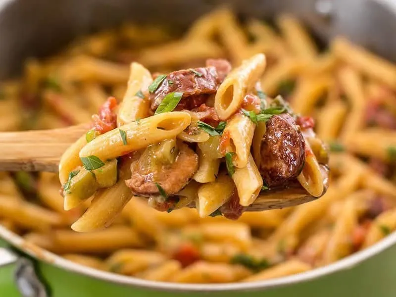 Pastalaya saucisse fumée et poulet : un voyage créole dans votre assiette