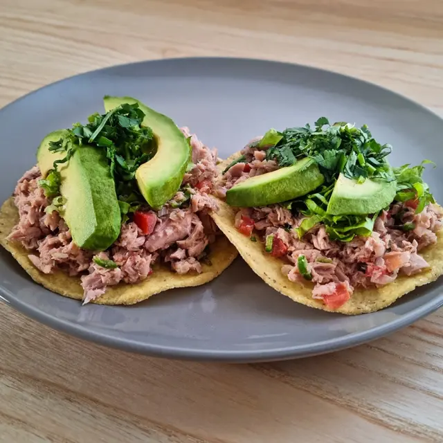 Tostadas de thon à la mexicaine : la recette authentique du ceviche croustillant
