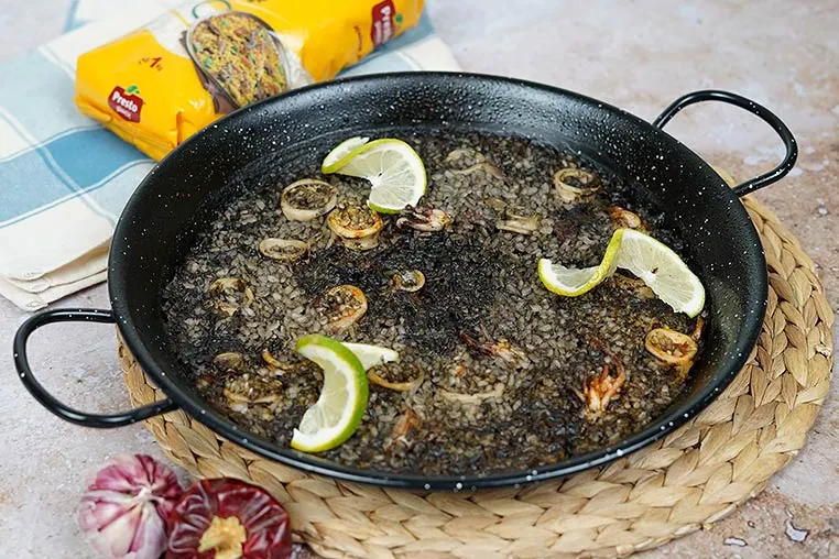 Paella noire aux seiches et fruits de mer