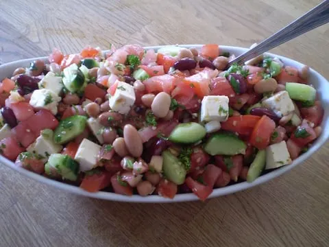 Salade de légumineuses grecque, une recette saine à 100% pour 4 personnes