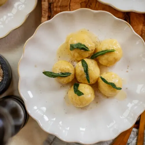 Gnudi di ricotta in brodo di verbena : l'élégance végétale de la cuisine italienne