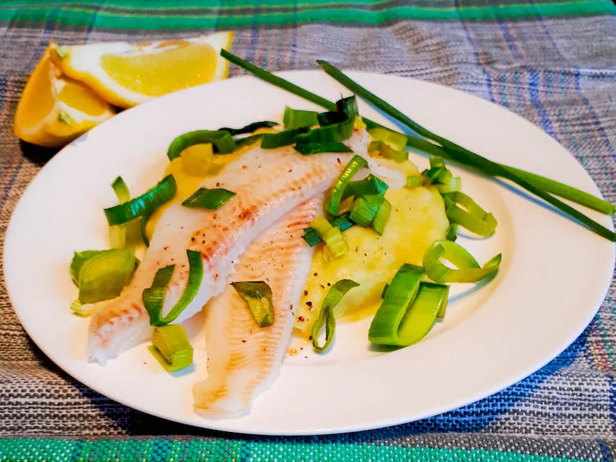 Turbot aux gousses d'ail et poireaux : la recette élégante de Joël Robuchon