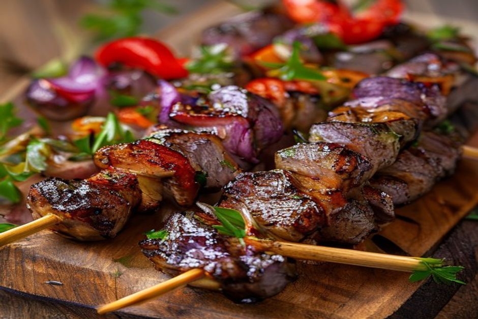 Brochettes marinées : secrets de chef pour une viande tendre et savoureuse