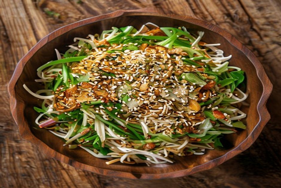 Salade de chou chinois croustillante aux amandes et sésame
