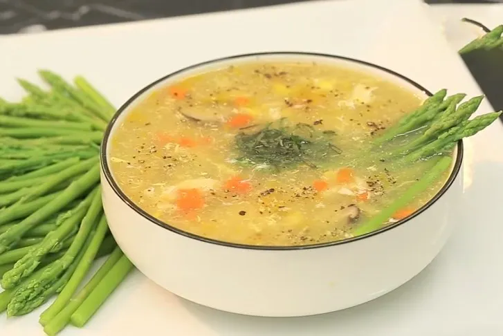 Soupe de poulet aux asperges et au sésame