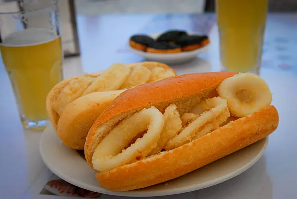 Bocadillo de calamares : un délice marin aux herbes d'estragon