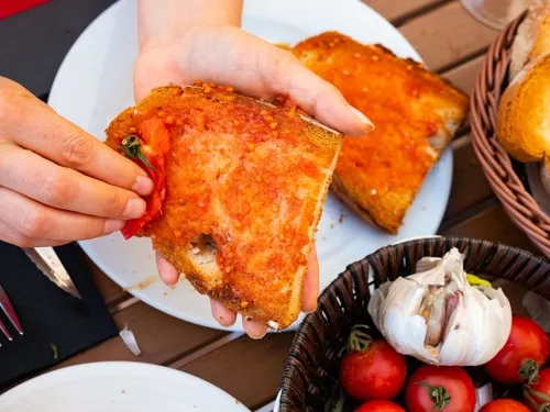 Pan con tomates rouges et jaunes