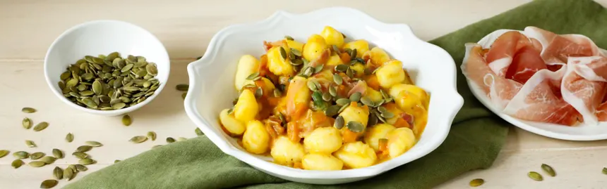 Gnocchi di zucca speck e frutta secca
