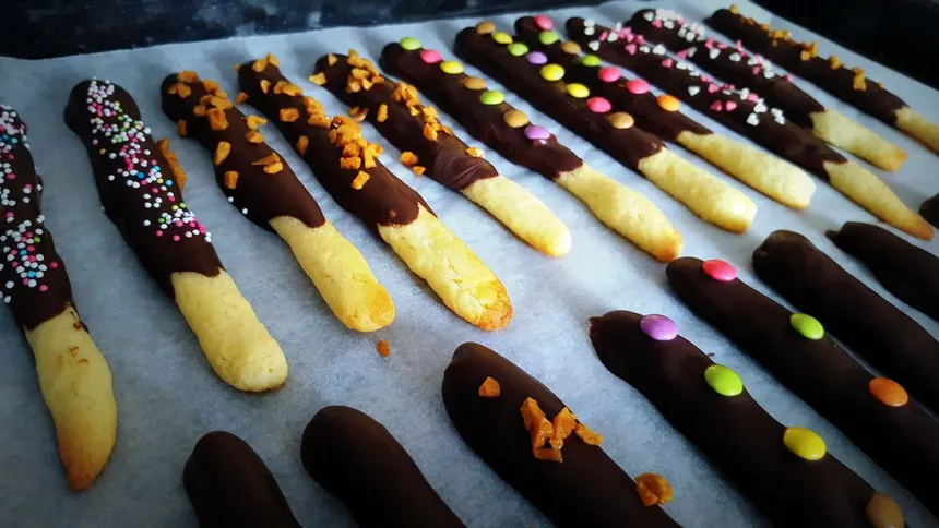 Bâtonnets croquants Noël : Des Mikado sablés au chocolat pour les fêtes