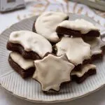 Biscuits chocolat moelleux : la recette gourmande des Schokolabredele au glaçage meringué