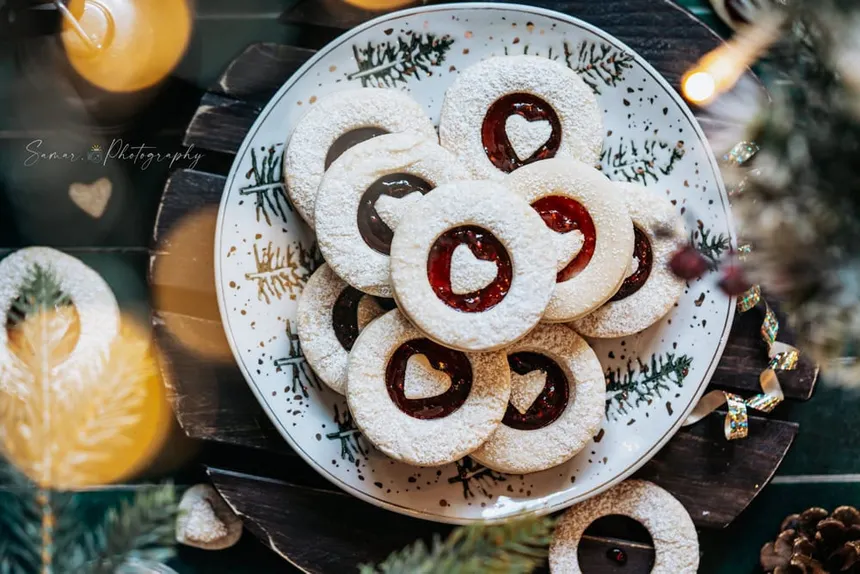 Spitzbuebe gâteaux : des petits sablés de Noël fourrés à la confiture de framboises