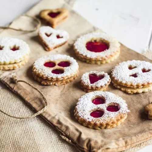 Spitzbuebe Noël : Petits gâteaux fourrés à la confiture de framboises