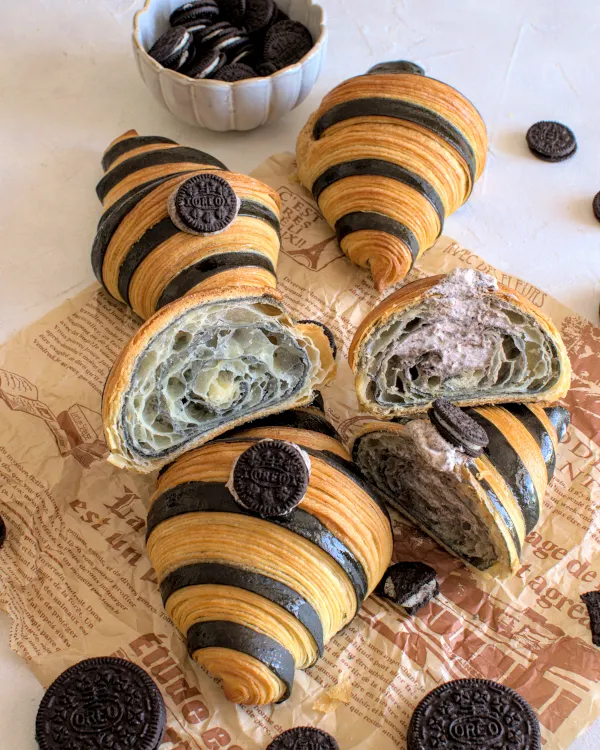 Croissants noirs au charbon végétal