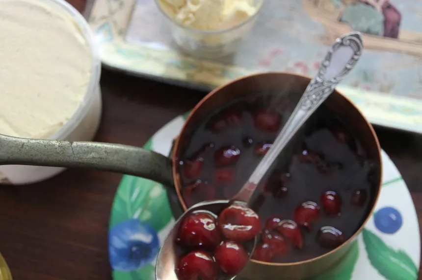 La Sauce aux Cerises, l'Élégance Fruitée qui Sublime Vos Plats